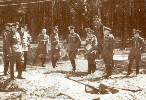 hitler-with-german-officers-at-werwolf
